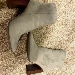 Beautiful grey boots, size:8 (true size) in great condition